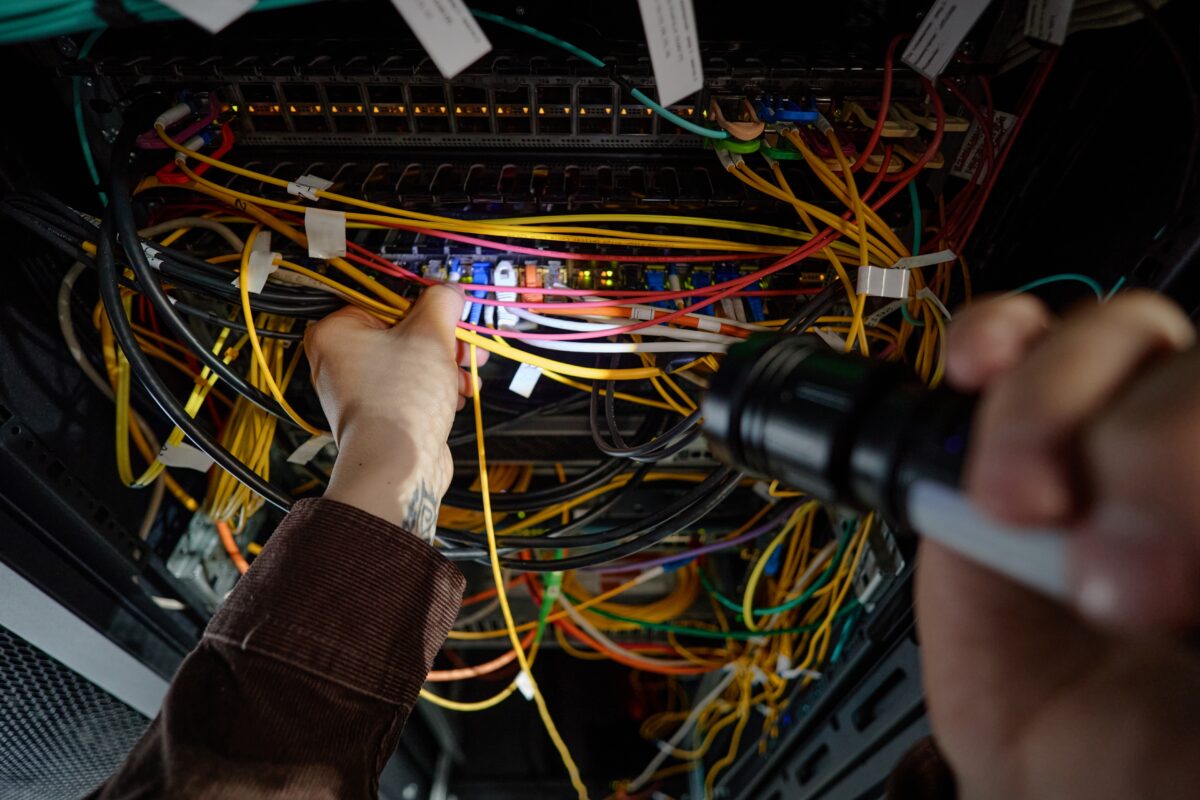 Technicien intervenant sur une infrastructure IT dans le cadre du MCO et du MCS