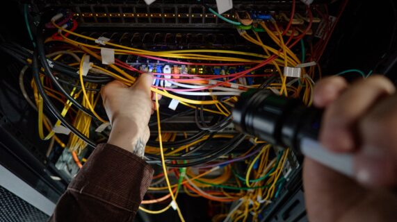 Technicien intervenant sur une infrastructure IT dans le cadre du MCO et du MCS