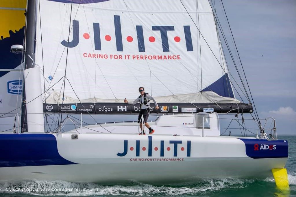 Clément Giraud sur son bateau sponsorisé par Jiliti