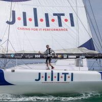 Clément Giraud sur son bateau sponsorisé par Jiliti